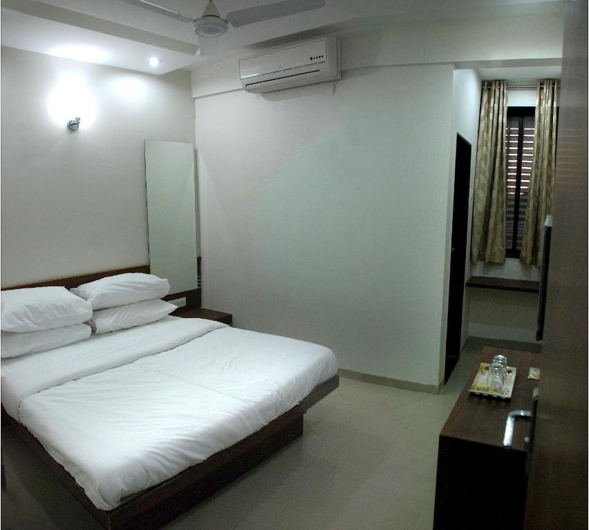 Sai Srushti Hotel Shirdi Exterior foto